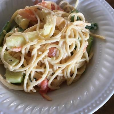eenvoudige vegetarische spaghetti met courgette, tomaat en feta