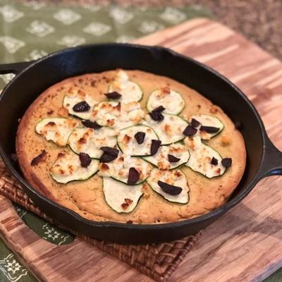 feta en courgette farinata pizza (glutenvrije italiaanse flatbread)