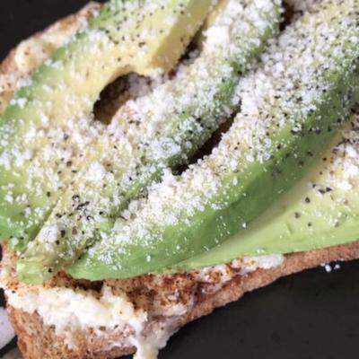 avocado toast met bloemkool puree