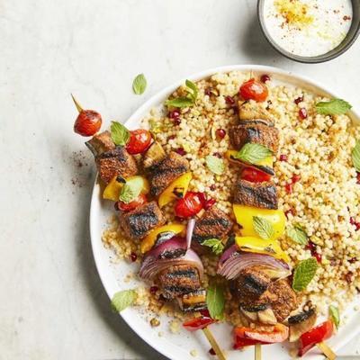 rundvlees kebab met couscous van granaatappel