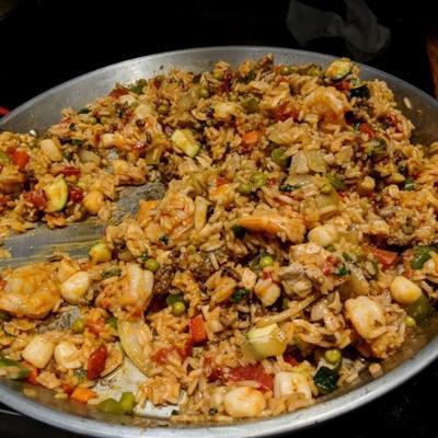 zeevruchten, kip en chorizo ​​paella