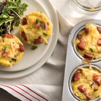 mini frittatas met hillshire farm® rookworst en aardappel