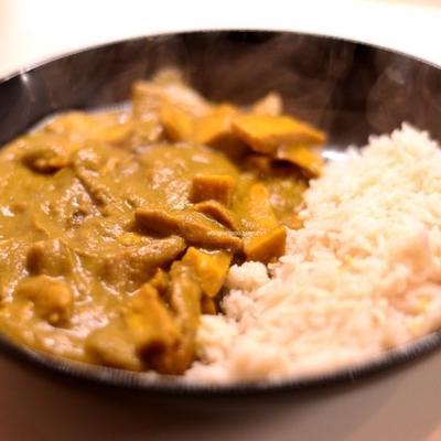 veganistische seitan-curry met rijst