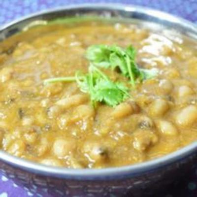 veganistische Thaise gele curry met bananen en witte bonen