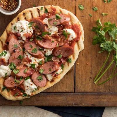 gegrilde burrata pizza met hillshire farm® rookworst