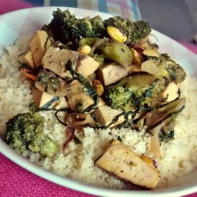 tofu en groenten roerbakken met couscous