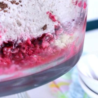 Raspberry-mascarpone trifle met amaretti-koekjes