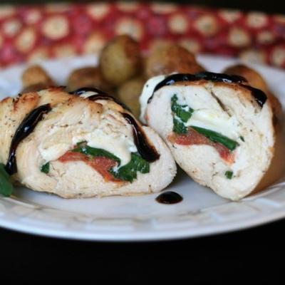 caprese-gevulde kipfilet met balsamico-reductie