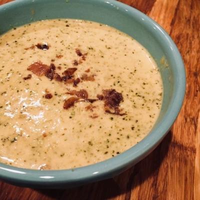 makkelijke low-carb keto broccoli cheddar soep