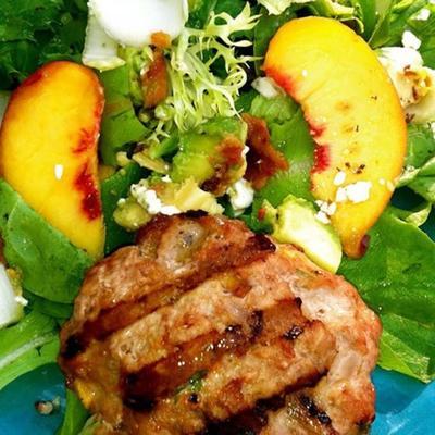 peachy kalkoenburger over greens met andijvie, spek, avocado en gorgonzola