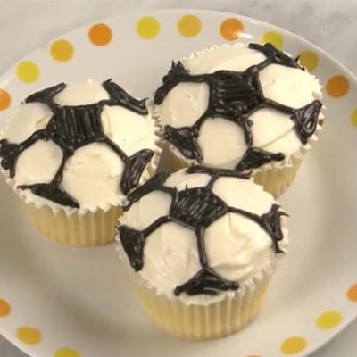 hoe voetbal cupcakes te versieren