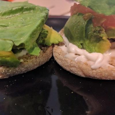 veganistisch open gezicht (avocado, sla, tomaat)