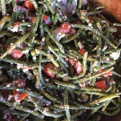 Griekse groene bonensalade met feta en tomaten