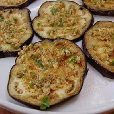 Turks vegetarisch aubergine voorgerecht met knoflook en walnoten