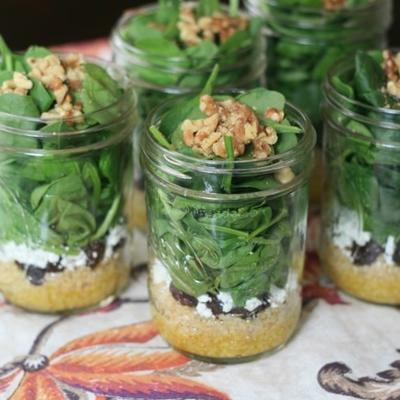 vooruitgaan spinazie salade in een pot