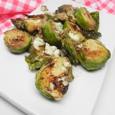 snelle en gemakkelijke pan-geroosterde spruitjes met gorgonzola-kaas