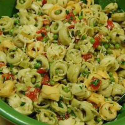 tortellini salade met tomaten en erwten