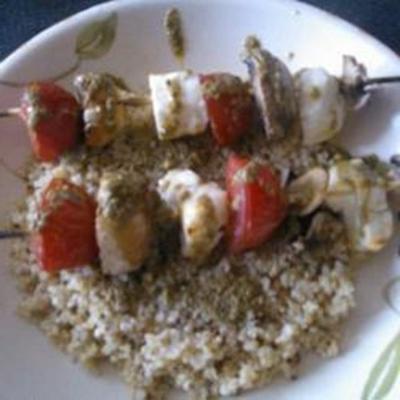 gegrilde halloumi en champignonspiesjes met quinoa en pesto