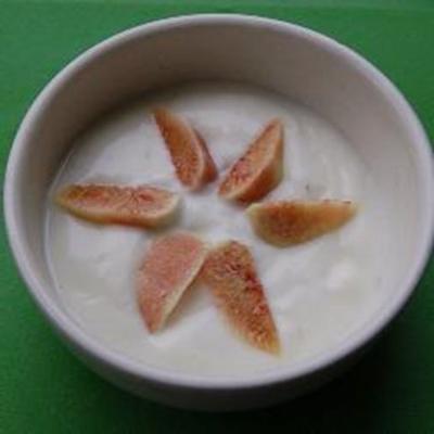 eenvoudige yoghurt met verse vijgen