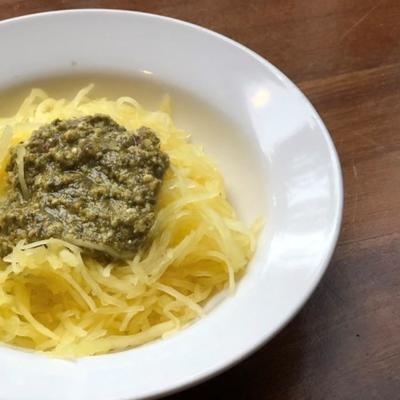 instant pot® veganistische spaghetti squash met pesto