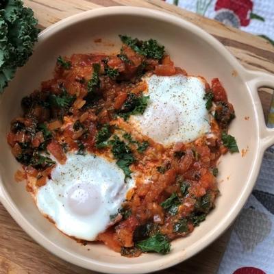 instant pot® paleo en ketoei shakshuka met boerenkool