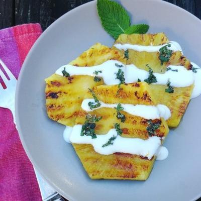 gegrilde ananas dessert met Griekse yoghurt