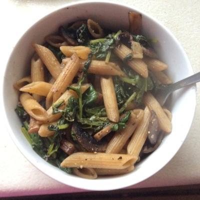 veganistische pasta met spinazie, champignons en knoflook