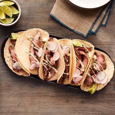 ranch gewreven carne asada taco's met avocado crema, radijs en limoen
