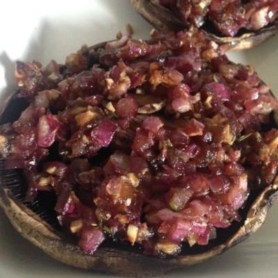 veganistische gevulde portobello-paddenstoel met rode uien en dadels
