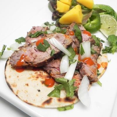 authentieke baja-mexicaanse straattaco's (carne asada)