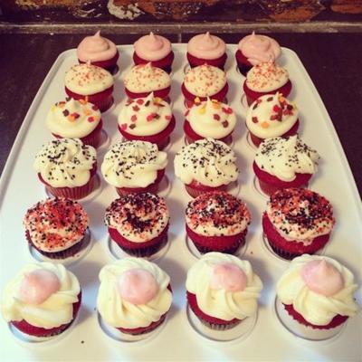 mini roodfluwelen cupcakes met roomkaasglazuur