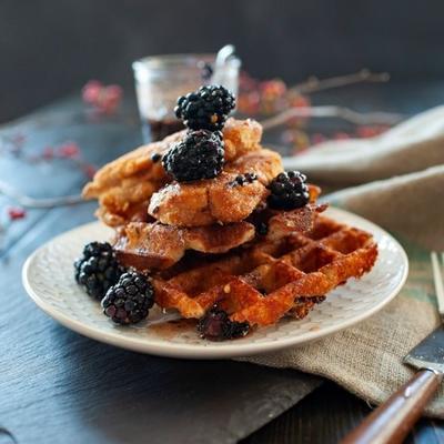 pittige glutenvrije kippen- en cheddarwafels met blackberry-ahornsiroop