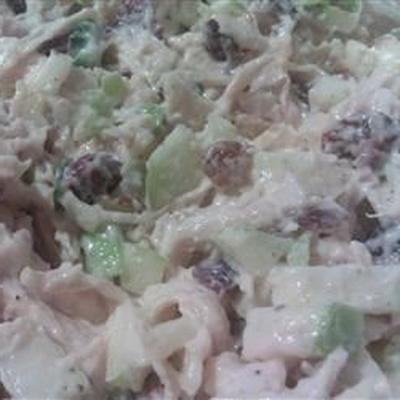 kippensalade met Amerikaanse veenbessen en amandelen