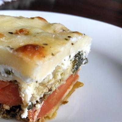 geroosterde plantaardige lasagne met pesto roomsaus