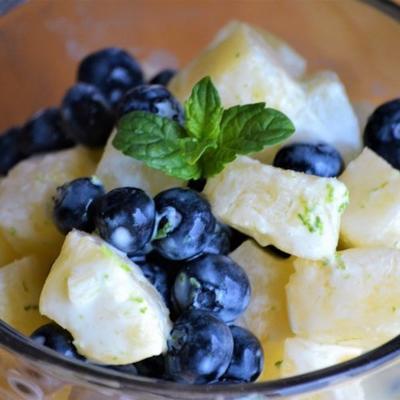 Blueberry-ananas salade met romige yoghurtdressing