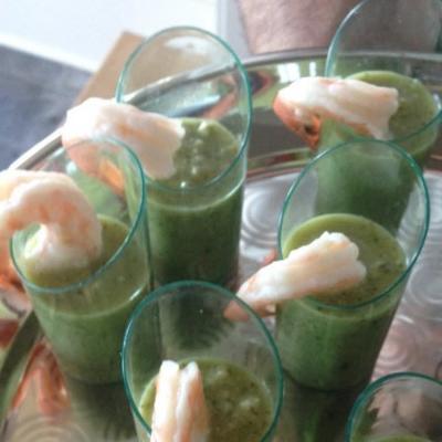 voorgerecht komkommer gazpacho met garnalen