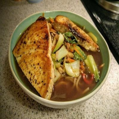 zwaardvis over gember, hete en zure soba-soep