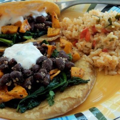 butternut squash en zwarte bonen tostadas