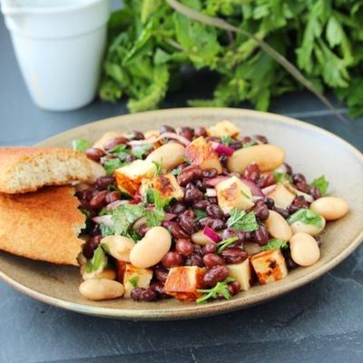 halloumi drie-bonen salade met granaatappel-harissa vinaigrette