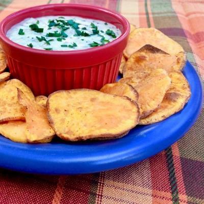 zoete aardappelchips in de lucht friteuse