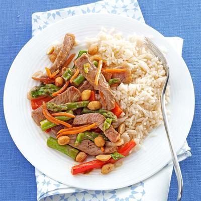 sauteren en roerbakken met oranje vlees en asperges