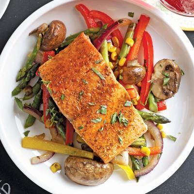 geroosterde groentesalade gegarneerd met charbroiled citroen / limoenzalm