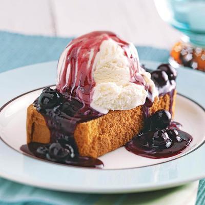 bosbessenijscoupe korte cake