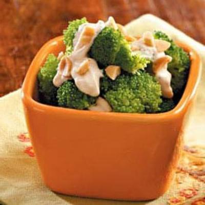 broccoli met zure roomsaus en pinda's