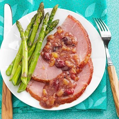 langzaam gekookte ham met cranberry-ananas saus