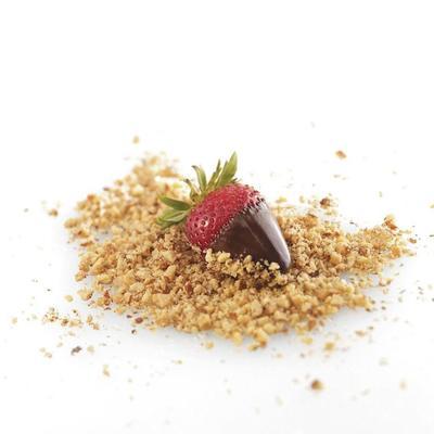 amandelcrusted chocolade ondergedompelde aardbeien