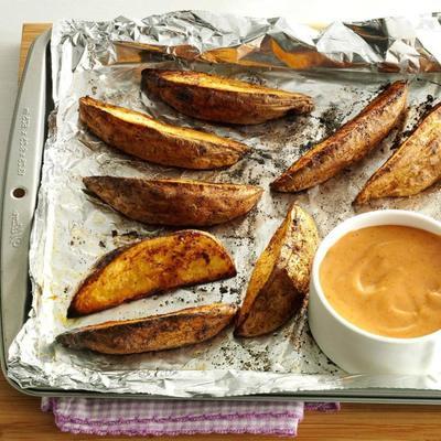 gekruide aardappelpartjes met rokerige dipsaus