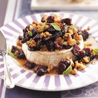 gebakken brie met gedroogde kersen en cognac