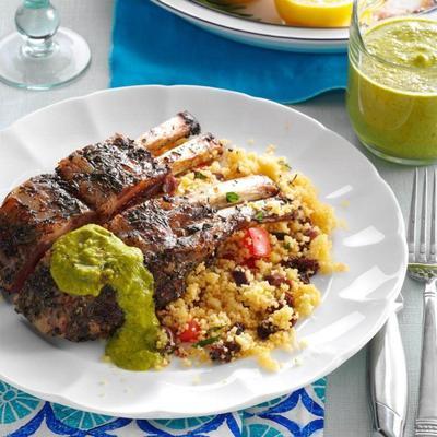 muntachtige couscous met olijven en rozijnen