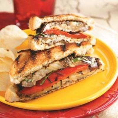 gegrilde aubergine- en pepersandwiches met zwarte oliv